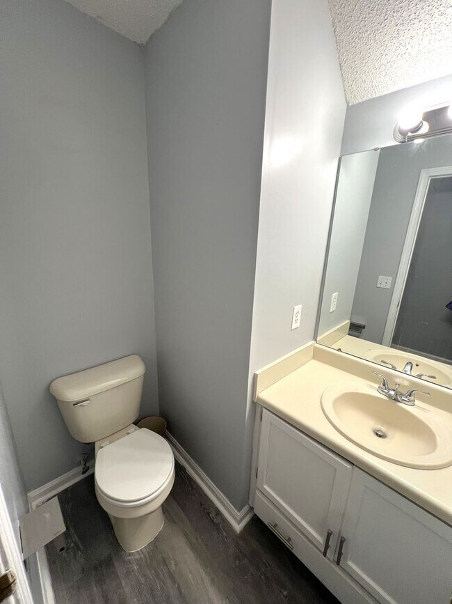 Building Photo - 3153 Achey Dr