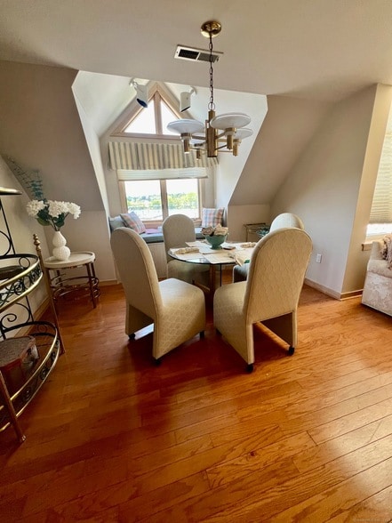 Building Photo - 131 Popes Island Rd