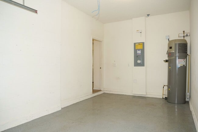 Building Photo - Beautiful Fully Furnished 4-Bedroom Home i...