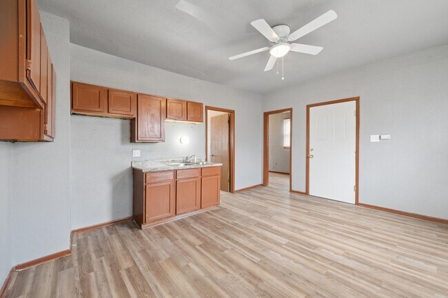 Building Photo - 1218 W Locust St