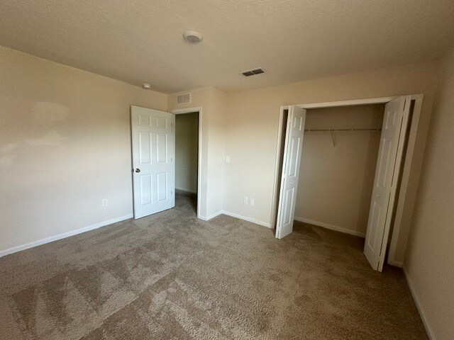 Building Photo - Modern 3 Bedroom Townhome Near River City Marketplace