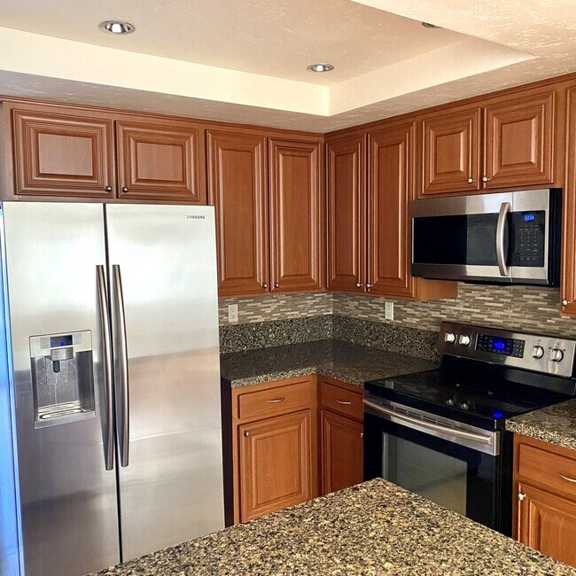 Building Photo - Beautiful - Upgraded 3 Bedroom Townhome - Excellent location