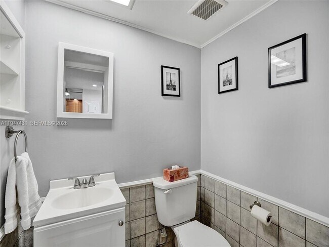 Building Photo - 2304 S Cypress Bend Dr