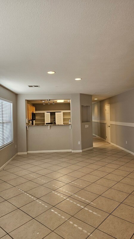 Building Photo - 711 S Roca St