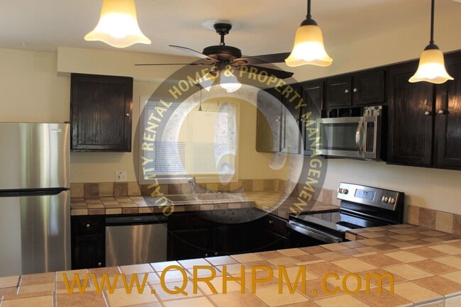 Building Photo - Available Now-- 3 Bedroom, 1 Bathroom Home...