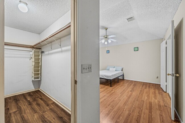 Building Photo - 9915 Villa Verde Dr
