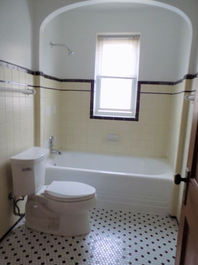 Building Photo - 328 Green Bay Rd