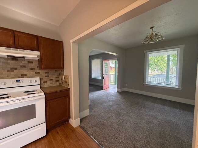 Building Photo - Large 4 Bed House with Fenced Yard