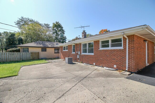Building Photo - 605 N Wille St