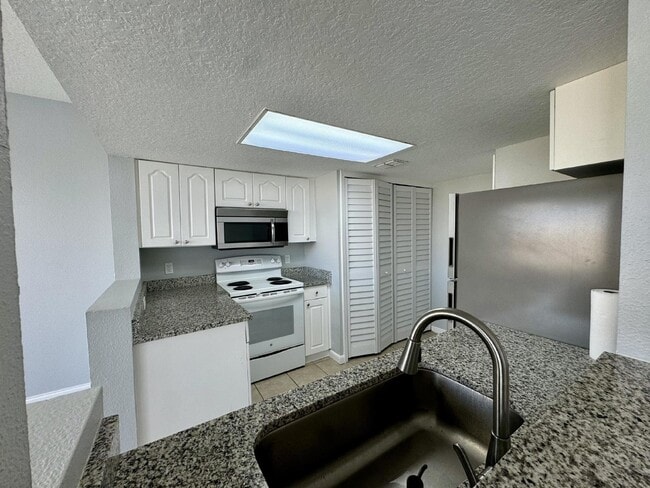 Building Photo - Contemporary Townhome for Rent in Davenpor...