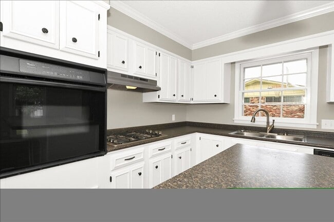 Building Photo - Beautiful 4 Br Brick home