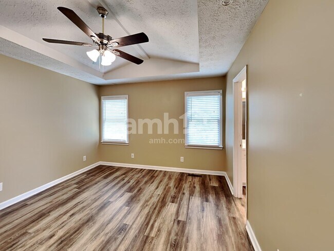 Building Photo - 1005 Whispering Woods Dr