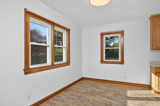 Building Photo - 250 Gillespie Dr NE