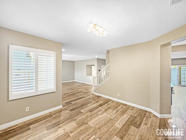 Building Photo - Great 4B/3BA House in Oceanside w/ a Large Loft!