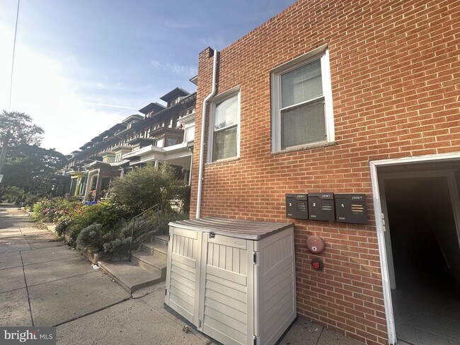 Building Photo - 4911 Catharine St