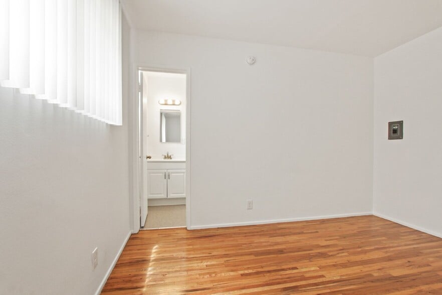 Building Photo - 10910 Santa Monica Blvd