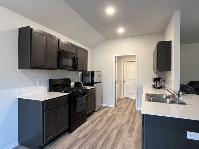 Building Photo - "ROOMMATE Wanted"