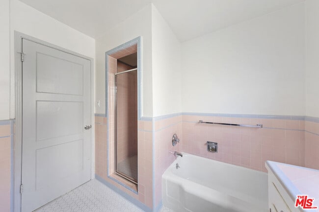 Building Photo - 1031 S Tremaine Ave