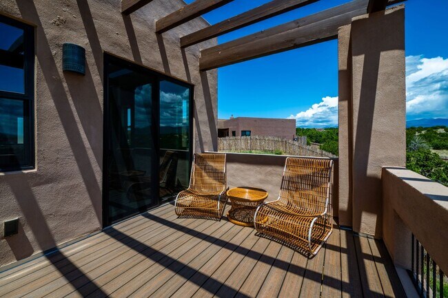 Building Photo - Stunning 3-Bedroom Home with Mountain View...