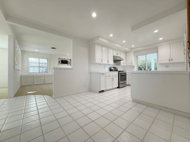 Building Photo - 4 Bed + 3 Bath +2 Car