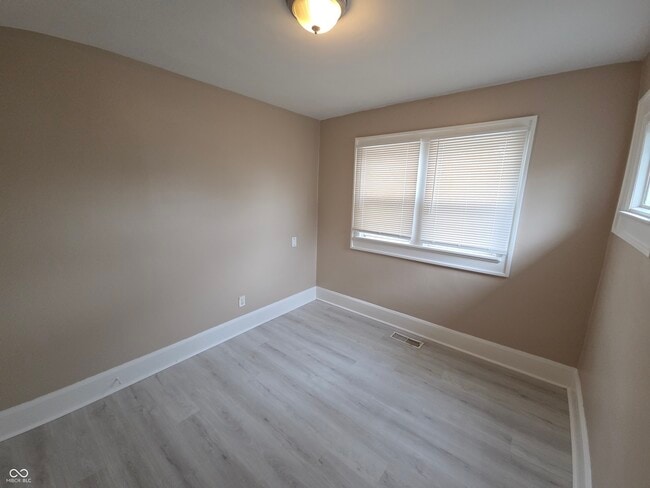Building Photo - 1337 W Lee St