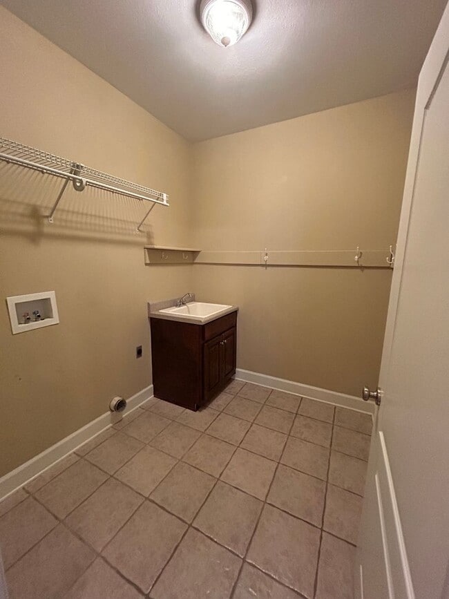 Building Photo - Tartan Pines, Rosemount Court, Enterprise, AL