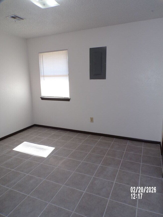 Building Photo - 2 STORY TOWNHOUSE , CLOSE TO SHOPPING AND RESTAURANTS