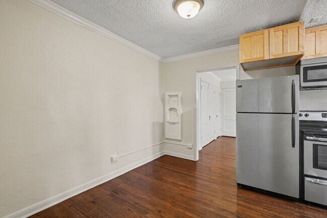 Building Photo - Walkable Capitol Hill Condo | Parking Included