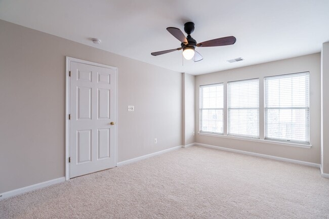 Building Photo - Immaculate 3 Bed 2 Full & 2 Half Bath End ...