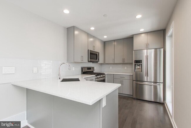 Building Photo - 712 S Sartain St