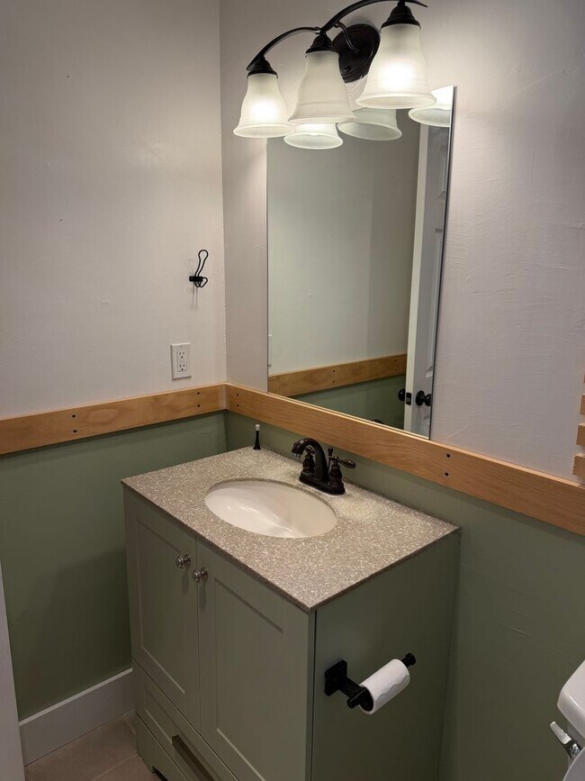 Building Photo - Lovely Single Level Rambler with Custom Finishes and Pet Friendly!