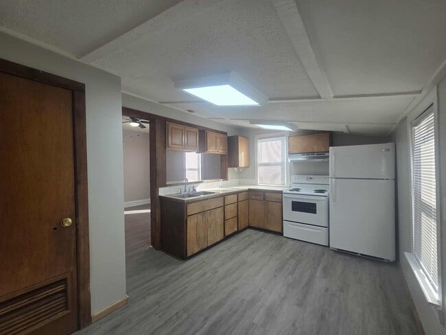 Building Photo - Updated home for a Great Price!