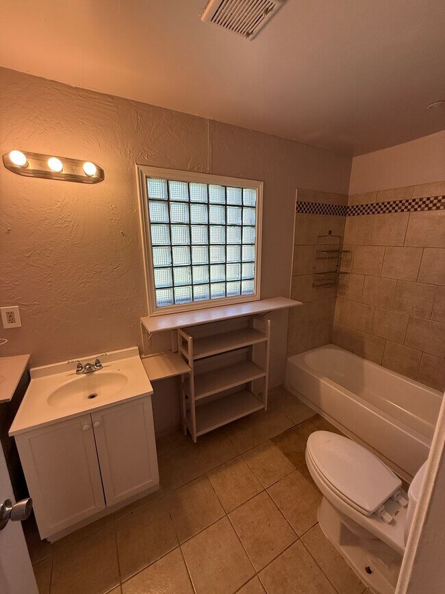 Building Photo - Available NOW! 4 bedroom 2 bathroom in Medical District