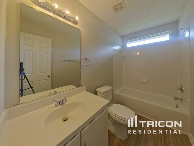 Building Photo - 2612 Fairstone Ave