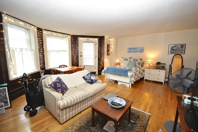 Building Photo - 186 Beacon St