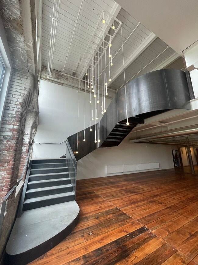 Building Photo - Historic Charm, Modern Luxury, 1 bedroom c...