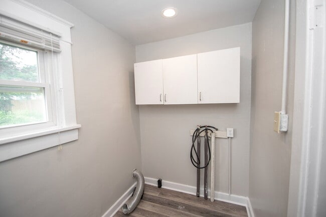 Building Photo - "Charming 3-Bed Duplex Retreat on E Ohio S...