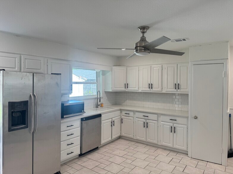 Building Photo - 9850 Gooding Dr