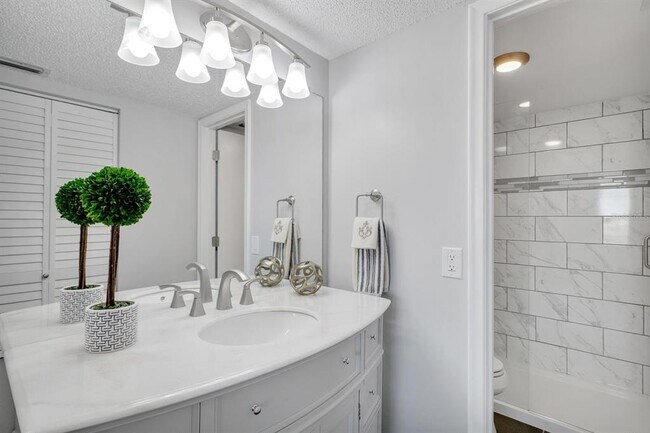 Building Photo - 6295 Bahia Del Mar Cir