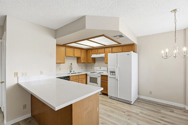 Building Photo - 2 bed, 2 bath Condo Right outside of Summerlin!