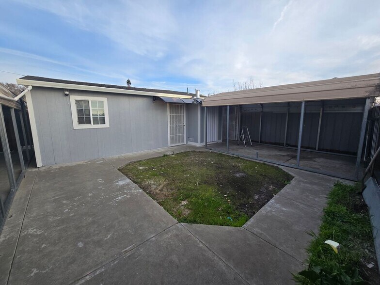 Building Photo - 15499 Lark St