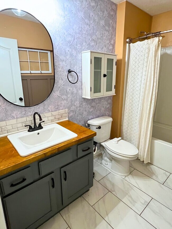Building Photo - Stylish 4-Bedroom Home with Fenced Yard – Prime Location!