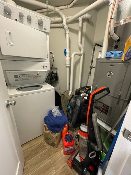 Building Photo - 910 W Waveland Ave