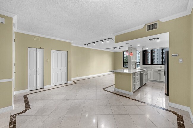 Building Photo - 5150 Hidalgo St