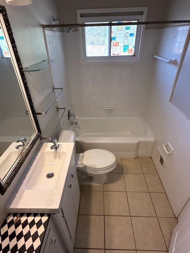 Building Photo - 3270 Bobolink Dr