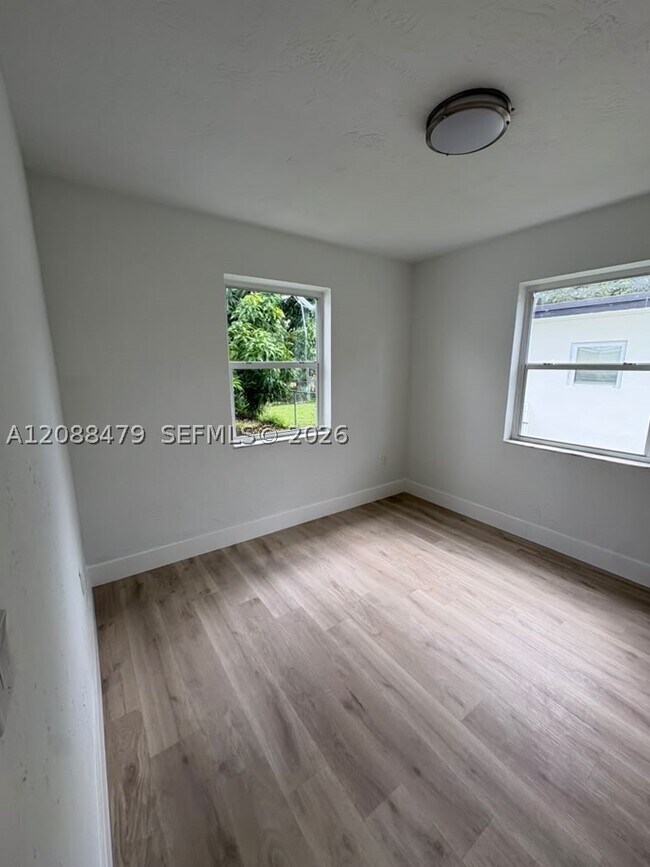 Building Photo - 825 S 28th Ave
