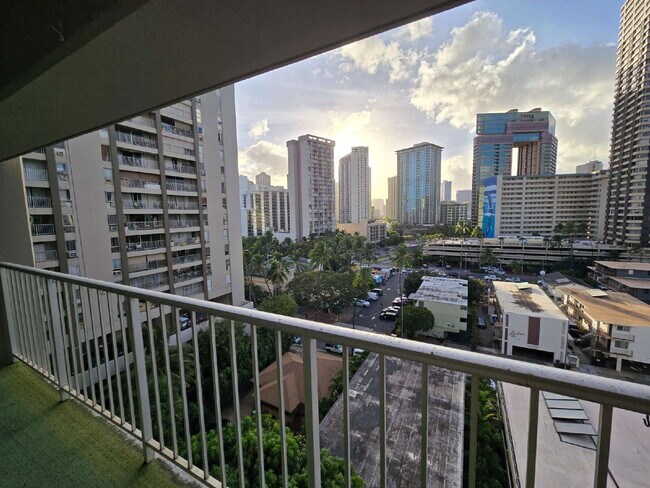 Building Photo - Spacious 2br/1.5ba/2pkg Condo in Waikiki
