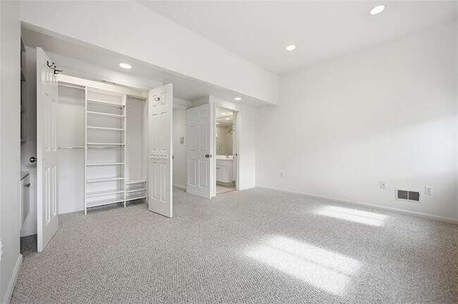 Building Photo - 326 Hailman St