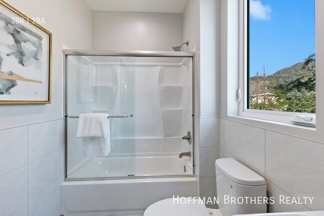 Building Photo - 13621 N Fellows Ave