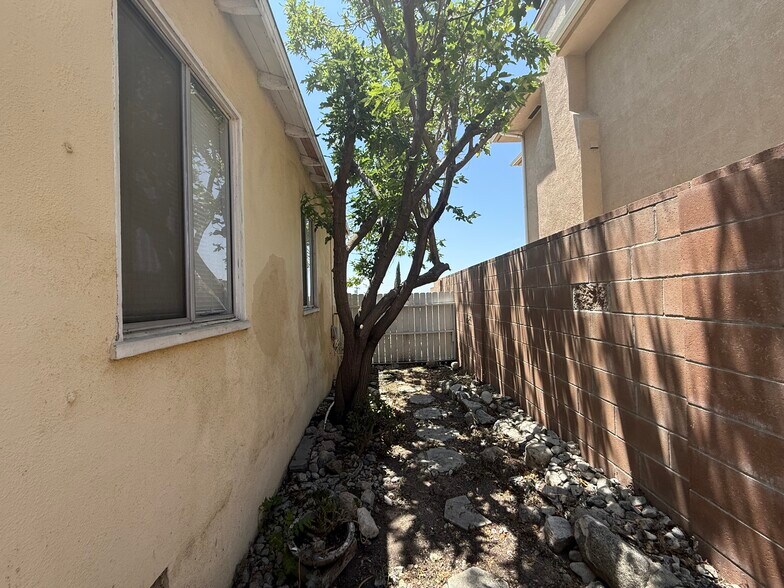 Side Yard - 10324 Hillhaven Ave